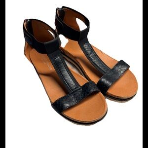 ADRIANNE VITTADINI Patrice black T-Strap Sandals Sz 9.5
